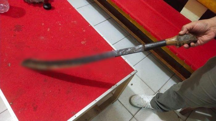 Barang bukti parang yang digunakan pelaku untuk membacok menantunya hingga tewas di Lembah Gumanti, Solok, Selasa (22/8/2023).