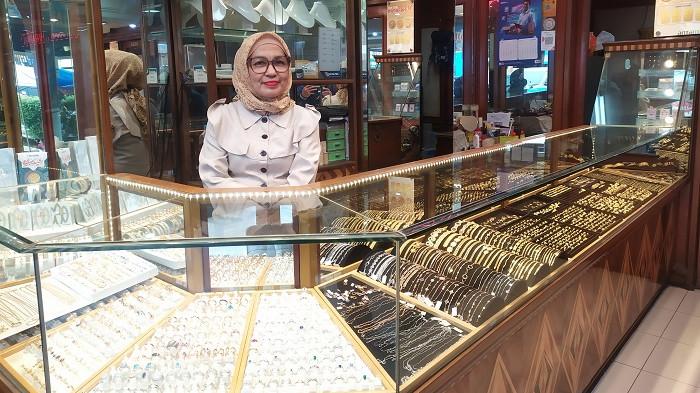 HARGA EMAS : Suasana di salah satu toko emas di Pasar Raya, Kota Padang, Selasa (29/7/2025). Harga emas kembali naik tipis di angka Rp 4,3 juta per emas.