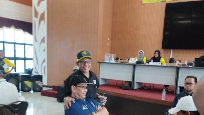 Dua Ketua PWI Pusat versi KLB, Zulmansyah Sekedang dan Hendri Ch Bangun (berdiri)
 terekam kamera saat pertandingan Catur ajang Pekan Olahraga Wartawan Nasional (Porwanas) Banjarmasin, Kalsel, Sabtu (24/8/2024) lalu.
