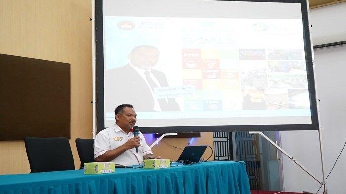 Research Center for Climate Change (RCCC), Universitas Negeri Padang atau UNP, yang merupakan Pusat Studi yang fokus mengkaji dampak dan solusi perubahan iklim, mendatangkan Prof Dr Mohd Hairy bin Ibrahim, seorang pakar perubahan iklim dalam agenda kuliah umum pada Jumat (18/8/2023).
Kuliah umum diadakan di gedung aula Fakultas Matematika Ilmu Pengetahuan Alam (FMIPA) UNP Padang Kampus Air Tawar Kota Padang.