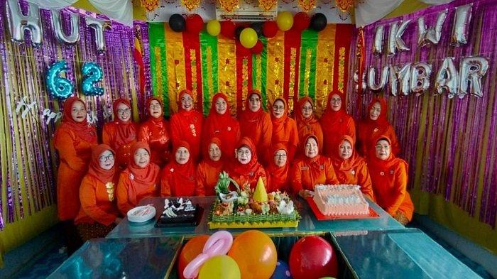 Tim IKWI Sumbar tampil pertama kali di tingkat Nasional, menyusul tumpeng olahan para ibu IKWI dan timnya, menempati peringkat delapan besar nasional, atau Harapan V Lomba Tumpeng Nasional, sejalan dengan peringatan HUT ke-62 IKWI.