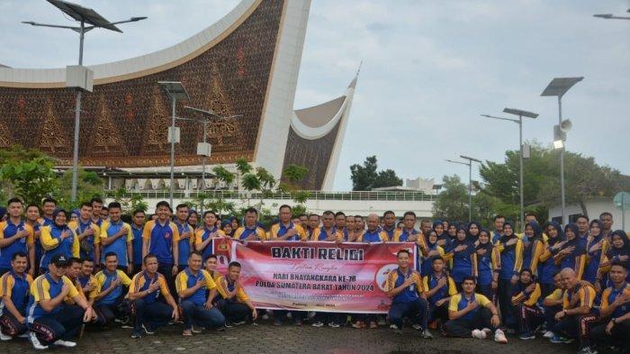 Guna memperingati Hari Ulang Taun atau HUT ke-78 Bhayangkara, Polda Sumatera Barat menggelar kegiatan bakti religi di dua tempat ibadah utama, yakni Mesjid Raya Sumbar dan sebuah gereja, tepatnya di depan Mapolda Sumbar, Jumat (14/6/2024).