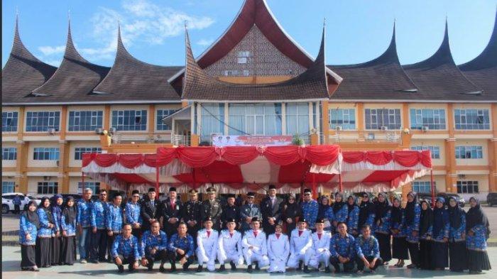 PEMKAB PASAMAN UPACARA - Pemerintah Kabupaten Pasaman Barat menggelar upacara peringatan Hari Lahir Pancasila Tahun 2025 di halaman kantor bupati, Senin (2/6/2025).  Harlah Pancasila tahun ini mengusung tema 