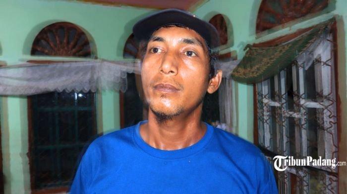 Hendi (38), orang tua Adnan, bayi laki-laki di Batang Kapas yang beberapa hari ini viral karena disebut-sebut mengandung seorang bayi saat ditemui TribunPadang.com, Selasa (24/10/2023) malam. Adnan hari ini, Rabu (25/10/2023) berangkat ke Padang untuk menjalani operasi di RSUP M Djamil Padang