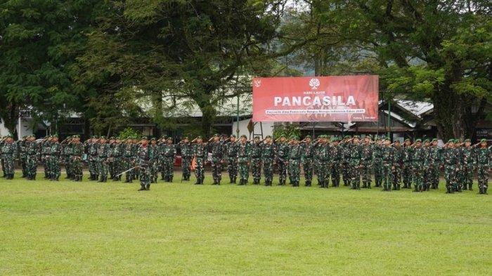 Suasana Upacara (Irup) pada Upacara Bendera Peringatan Hari Lahir Pancasila Tahun 2024, bertempat di lapangan Wirabraja Sport Centre Tarandam, Kota Padang, Provinsi Sumatera Barat (Sumbar) pada Sabtu (1/6/2024). Bertindak selaku Irup Kasi Intel Kasrem 032/Wbr Kol Hendra Wijaya.