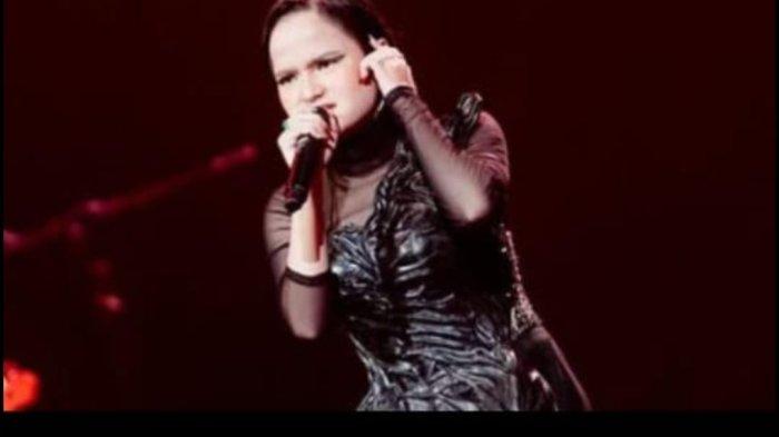 HANYA TIGA BESAR - Meisa Hira, Top 3 Indonesia Idol yang tereliminasi dan finis di posisi tiga besar Indonesian Idol 2025, namun sosoknya meninggalkan kesan kuat di hati penonton. Bergenre musik rock yang khas, ia tampil beda dan jadi sorotan sejak awal kompetisi.