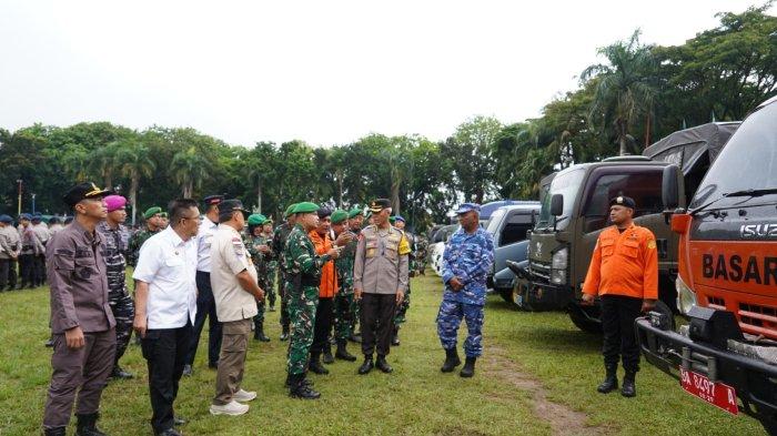 Danrem 032/Wirabraja, Brigjen TNI Wahyu Eko Purnomo SIP memimpin Apel Gelar Pasukan untuk Pengamanan Natal dan Tahun Baru (Nataru) 2025, serta Operasi perbantuan kepada Polri dalam penanganan kejahatan jalanan diwilayah Korem 032/Wirabraja di Lapangan RTH Imam Bonjol, Kota Padang, Provinsi Sumatera Barat (Sumbar), Senin (23/12/2024).