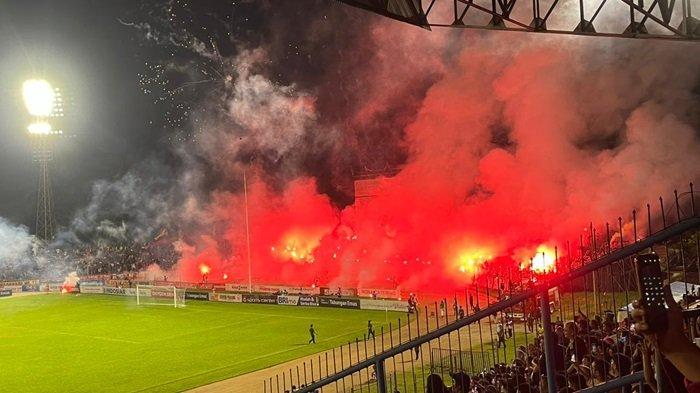 Hujan flare dan kembang api terjadi di pertandingan final Leg 2 Liga 2 Indonesia musim 2023/ 2024 antara Semen Padang FC kontra PSBS Biak yang berkesudahan dengan skor 0-3, Sabtu (9/3/2024) malam