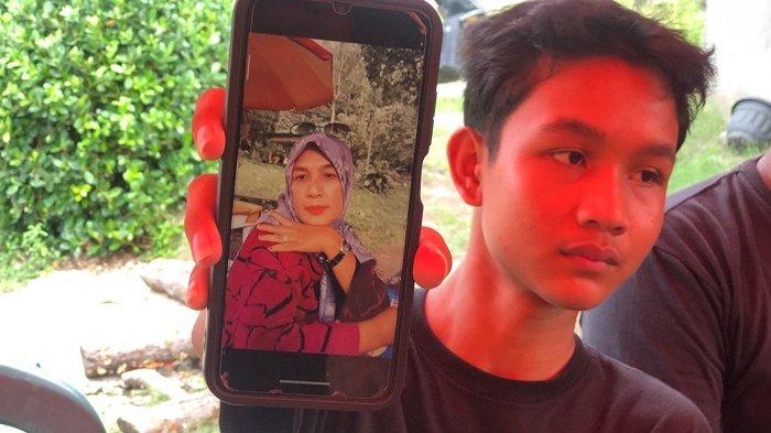 KASUS PEMBUNUHAN - Tri Ibnu Rusdi memperlihatkan foto ibunya saat disambangi TribunPadang.com di rumahnya di Batang Anai, Kabupaten Padang Pariaman, Sumatera Barat. Kamis (19/6/2025). Ibnu menceritakan, ibunya mengetahui informasi soal Siska dari seseorang melalui pesan WhatsApp, sekitar pukul 06.00 WIB pagi.