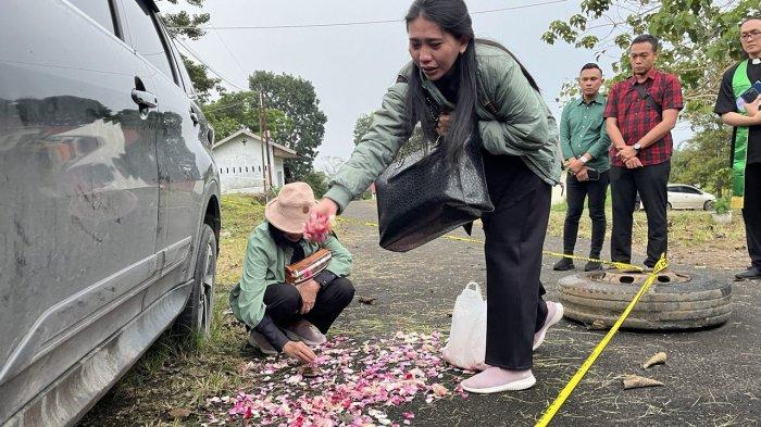 Ibu dan kakak Kompol Anumerta Ryanto Ulil Anshar saat melakukan tabur bunga di Mapolres Solok Selatan, Kamis (23/1/2025) petang.