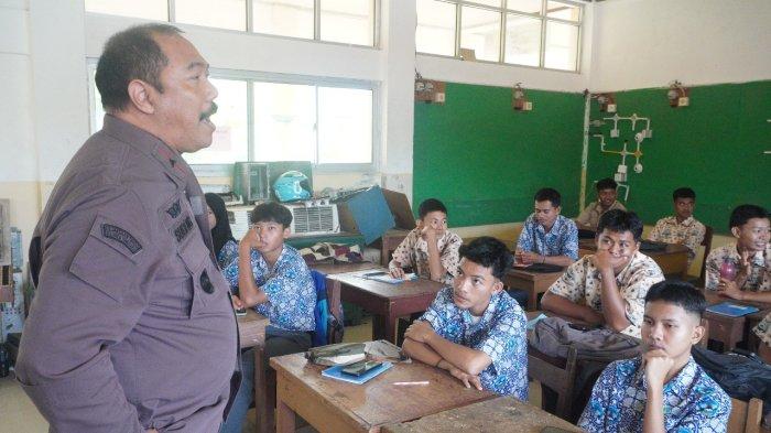 WAKAJATI IKUT JAKSA MENGAJAR- Wakil Kepala Kejaksaan Tinggi (Wakajati) Sumatera Barat Sugeng Hariadi, SH, MH, yang juga ikut secara langsung menyampaikan materi kepada para siswa. Kehadiran beliau memberikan semangat dan antusiasme tersendiri bagi para peserta didik.