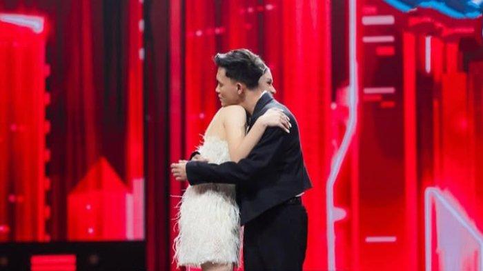 DUA TALENTA HEBAT: Vanessa Zee dan Fajar Noor berpelukan haru usai pengumuman hasil voting pemirsa dalam babak Spektakuler 11, Senin malam (28/4/2025), di Studio RCTI+, Jakarta. Momen ini terjadi setelah keduanya masuk bottom two, di mana Vanessa harus mengakhiri perjalanannya di panggung spektakuler meski tampil memukau dan mendapat standing ovation dari para juri.