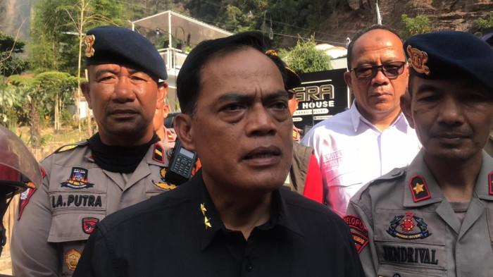 KARHUTLA DI SUMBAR- Staf Khusus Kementerian Kehutanan Bidang Penegakan Hukum, Irjen Pol. K Rahmadi saat memberikan pernyataan di lokasi karhutla di Jorong Lubuak Limpato, Nagari Tarantang Kecamatan, Harau, Kabupaten Lima Puluh Kota, Sumatera Barat, Rabu (23/7/2025). Irjen Pol K Rahmadi dorong pemerintahan pusat sediakan heli bombing untuk tangani karhutla.