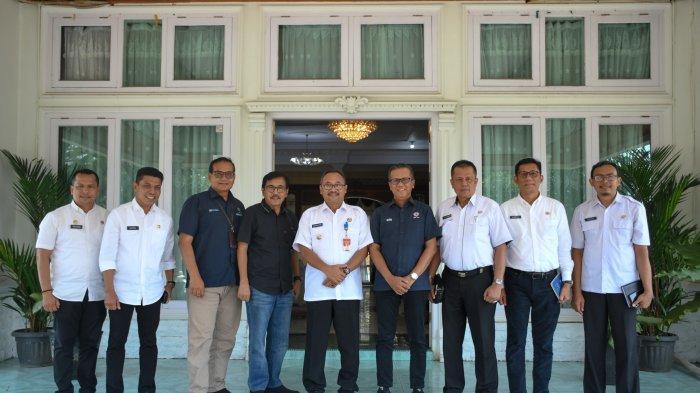 Suasana silaturahmi antara Penjabat atau Pj Walikota Payakumbuh dengan Direktur Utama (Dirut) Semen Padang Indrieffouny Indra didampingi Komisaris Khairul Jasmi atau KJ serta Ka Dept. Komunikasi Hukum Semen Padang, Iskandar Zulkarnain Lubis, Asisten I Dafrul Pasi, Asisten II Elzadaswarman, Asisten III Ifon Satria Chan dan Bappeda Kota Payakumbuh, di rumah dinas Wako Payakumbuh pada Rabu (3/7/2024).