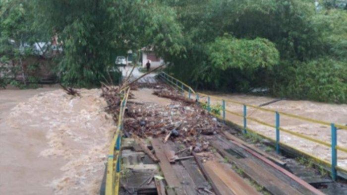 BANJIR SIJUNJUNG - Debit air yang tinggi hingga mencapai jembatan yang ada di Lubuk Tarok, Kabupaten Sijunjung, Provinsi Sumatera Barat, Kamis (27/2/2025). Debit air sungai meningkat akibat hujan yang tidak kunjung berhenti.