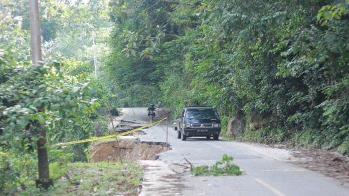 Jalan Batu Gando terban tepatnya di Jorong Subarang Ombak, Nagari Muaro, Sijunjung masih tetap bisa diakses kendaraan, Kamis (8/2/2024)