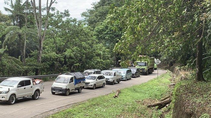 SITINJAU LAUIK MACET- Kemacetan panjang di kawasan Ladang Padi, Kecamatan Lubuk Kilangan, Kota Padang, Provinsi Sumatera Barat, Rabu (29/1/2025).