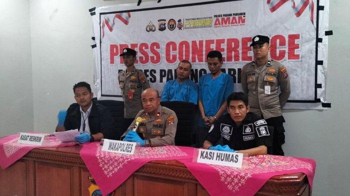 PELAKU JAMBRET- Sebanyak dua orang pelaku penjambretan diamankan oleh Polres Padang Pariaman, Senin (19/5/2025). Kedua pelaku berinisial R (42) dan S (32).