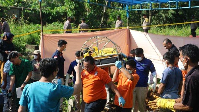 Jenazah Afif Maulana (13) diangkut dengan keranda mayat untuk kemudian dibawa ke RSUP M. Djamil Padang untuk autopsi ulang, Kamis (8/8/2024) pagi.