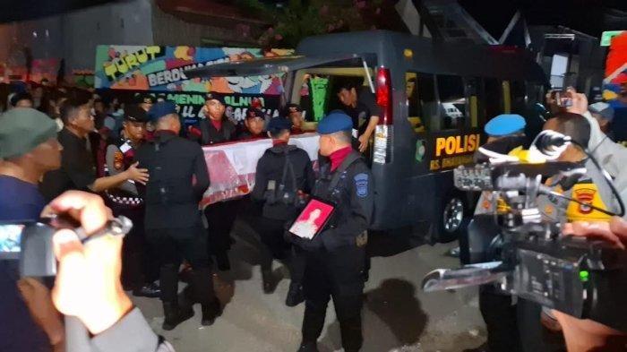 Jenazah Kasat Reskrim Polres Solok Selatan, AKP Ryanto Ulil Anshar tiba di rumah duka, Kompleks Antang Jaya, Kecamatan Manggala, Kota Makassar, Sulawesi Selatan (Sulsel), Sabtu (23/11/2024) dini hari.