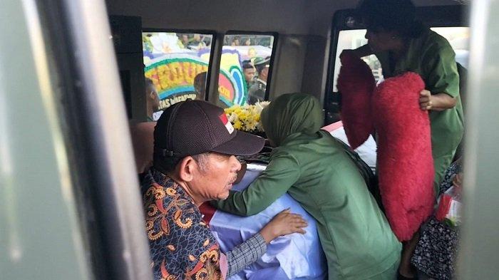 Jenazah Kopda Hendrianto berada di ambulans yang membawa ke kampung halamannya di Kerinci Jambi. Sang istri terus menangis sembari memeluk peti jenazah Hendrianto yang berbalut bendera merah putih, Rabu (27/12/2023).