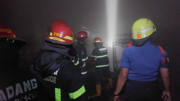 KEBAKARAN ASRAMA PESANTREN : Petugas Damkar Padang saat berusaha memadamkan kebakaran di kawasan komplek Pesantren Prof. DR. Hamka yang berada di Aia Pacah, Kecamatan Koto Tangah, Kota Padang, Kamis (8/5/2025). Kebakaran terjadi di gudang asrama putra.