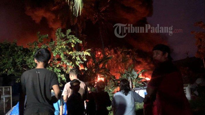 KEBAKARAN- Api akibat kebakaran pabrik karet di Tanjung Saba Lubuk Begalung, Padang, Sumatera Barat masih menyala Minggu (18/5/2025) malam. Warga sekitar masih menunggu proses pemadaman yang terus dilakukan petugas Damkar sejak Minggu siang.