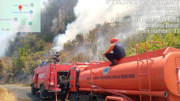 KEBAKARAN HUTAN DAN LAHAN - Penampakan kebakaran hutan dan lahan di Tarantang, Kecamatan Harau, Kabupaten Limapuluh Kota, Jumat (18/7/2025). Kalaksa BPBD Limapuluh Kota, Rahmadinol sebut seluas 3 hektar karhutla di Tarantang dan api dekati 2 unit rumah warga, Sabtu (19/7/2025).