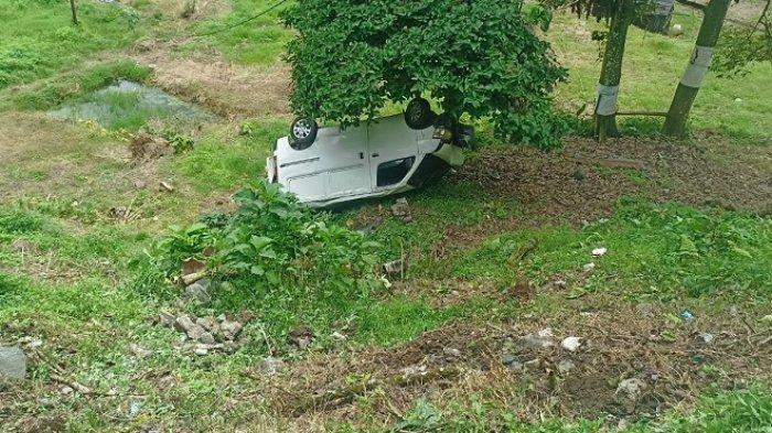 KECELAKAAN BERUNTUN : Kendaraan yang terlibat kecelakaan beruntun di kawasan Silaiang Bawah, Rabu (23/4/2025). Kecelekaan disebabkan karena truk mengalami rem blong.