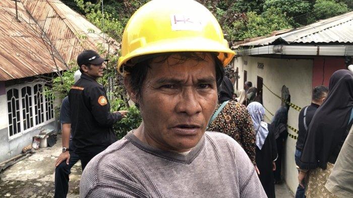 KECELAKAAN MAUT: Alfiandri (54), paman korban sekaligus pemilik rumah saat ditemui TribunPadang.com di lokasi Rabu (23/4/2025). Alfiandri mengungkapkan saat insiden berlangsung, ayah para korban diketahui tidak berada di rumah karena sedang bekerja sebagai sopir truk di PT Semen Padang.