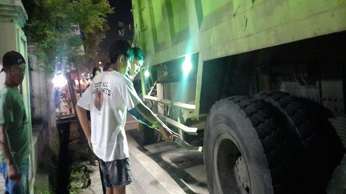 KECELAKAAN: Pihak kepolisian mengelar olah TKP kecelakaan lalu lintas yang melibatkan sepeda motor dan truk di RT 1 RW 2, Kelurahan Tanjung Saba Pitameh Nan XX, Kecamatan Lubuk Begalung, Kota Padang, Kamis (24/4/2025) malam