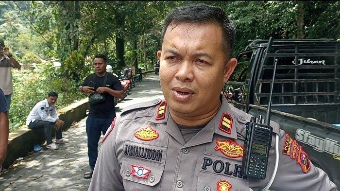 KECELAKAAN BERUNTUN - Kasat Lantas Polres Padang Panjang, Iptu Jamalluddin saat dimintai keterangan pasca kecelakaan beruntun di Silaing Bawah Kota Padang Panjang, Rabu (23/4/2025). Iptu Jamalluddin sebut 4 minibus dan dua sepeda motor sudah berhasil dievakuasi ke Polres Padang Panjang. Sementara truk, minibus masuk jurang dan sepeda motor belum dievakuasi.