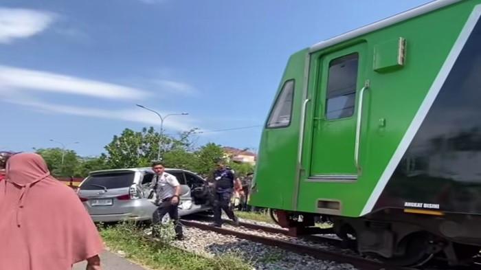 KERETA TABRAK MINIBUS : Kondisi minibus yang ditabrak kereta api Minangkabau Ekspress di kawasan Lubuk Buaya, Kota Padang, Minggu (27/7/2025). Dalam insiden tesebut tidak ada korban jiwa.