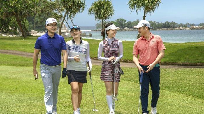 KLUB GOLF RIA BINTAN - Para golfer bersenang-senang di Klub Golf Ria Bintan, Kabupaten Bintan.