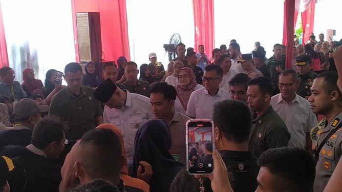KUNJUNGAN WAPRES GIBRAN : Suasana saat penyalutan BSU di Kantor POS Padang, Rabu (30/7/2025). Wapres Gibran meninjau langsung pemberian BSU untuk ratusan warga Kota Padang.