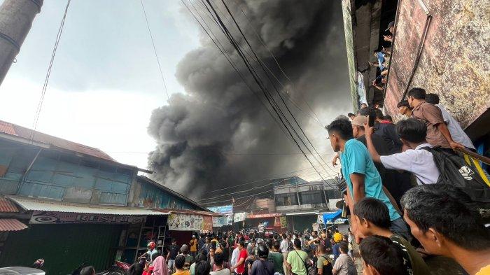 Kebakaran melanda kompleks toko di Pasar Raya Padang, Blok A, Kecamatan Padang Barat, Kota Padang pada Selasa (7/5/2024).