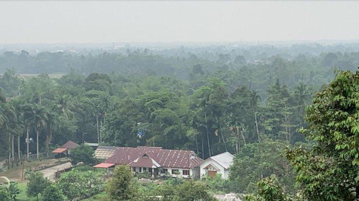 Kabut asap menyelimuti Kota Padang, Sumbar, Minggu (1/10/2023).