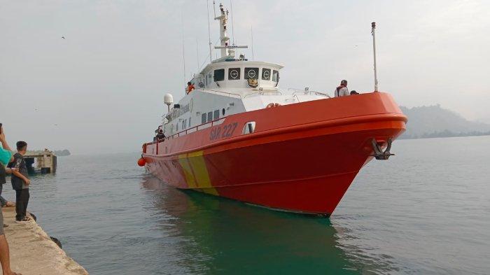 Kapal KN SAR Yudistira dikerahkan untuk membantu pencarian dua orang warga yang hilang di Kabupaten Pesisir Selatan, Sumbar, Minggu (17/9/2023).