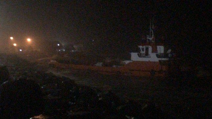 Kapal terseret dari Muara Batang Arau ke pantai belakang Masjid Al Hakim Kota Padang, Jumat (14/7/2023) sekira pukul 03.00 WIB