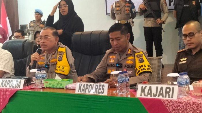 Kapolda Sumbar Irjen Pol Suharyono didampingi Kapolres Padang Pariaman AKBP Ahmad Faisol Amir di aula Mapolres Padang Pariaman saat jumpa pers terkait kasus pengungkapan kasus gadis penjual gorengan di Padang Pariaman, Jumat (20/9/2024).