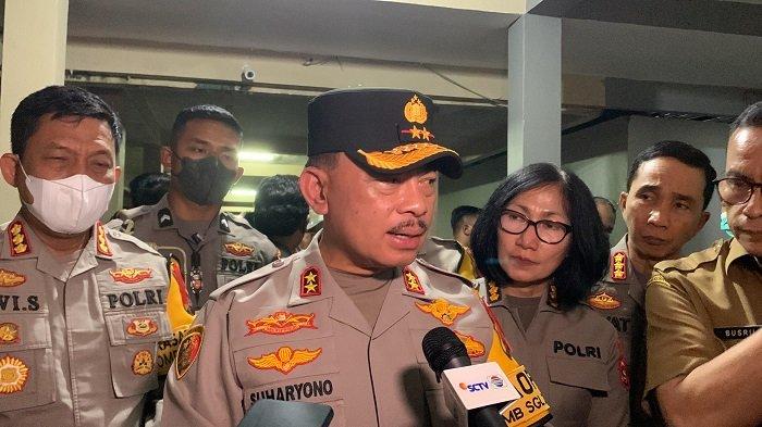 Kapolda Sumbar, Irjen Pol Suharyono, saat diwawancarai di RSUD dr Achmar Mochtar Bukittinggi, Selasa (5/12/2023).
