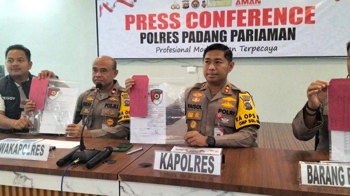 Kapolres Padang Pariaman AKBP Ahmad Faisol Amir, memberikan keterangan resmi terkait tersangka baru dalam kasus gadis penjual gorengan di Kayu Tanam. Polisi menetapkan tersangka baru berinisial MJ yang merupakan mamak atau paman pelaku.