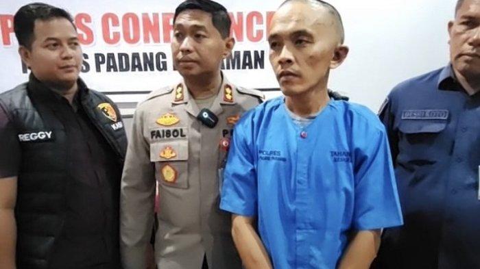 Kapolres Padang Pariaman bersama tersangka ayah tiri yang aniaya anak tiri hingga kritis dalam jumpa pers, Selasa (24/12/2024).