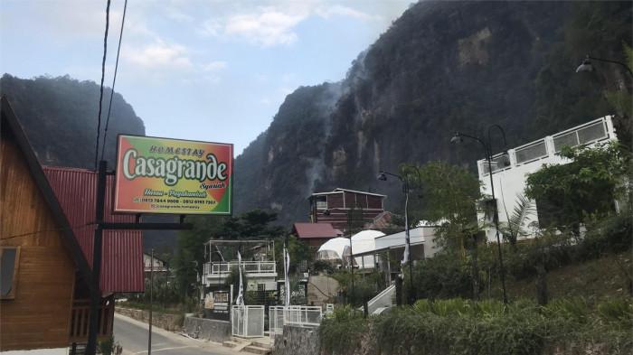 KARHUTLA SUMBAR- Penampakan kejadian kebakaran hutan dan lahan (Karhutla) di Jorong Lubuak Limpato, Nagari Tarantang, Kecamatan Harau, Kabupaten Lima Puluh Kota, Sumatera Barat, Rabu (23/7/2025). Masyarakat sebut suhu panas meningkat saat kebakaran hutan dan lahan.