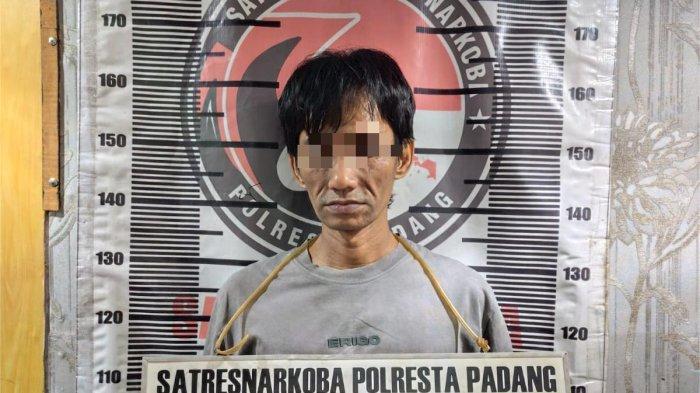 PENGUNGKAPAN KASUS NARKOBA- Pelaku berinisial MEP saat diamankan ke Mapolresta Padang, Senin (23/6/2025). MEP diamankan karena memiliki narkotika jenis ganja dan sabu.