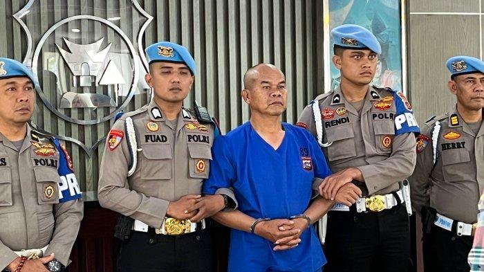 Kabag Ops Polres Solok Selatan AKP Dadang Iskandar yang tembak AKP Ryanto Ulil Anshar dihadirkan saat konferensi pers di Mapolda Sumbar, Sabtu (23/11/2024). Kasus polisi tembak polisi di Mapolres Solok Selatan, Sumatra Barat ini menewaskan AKP Ryanto Ulil Anshar selaku Kasat Reskrim Polres Solok Selatan.