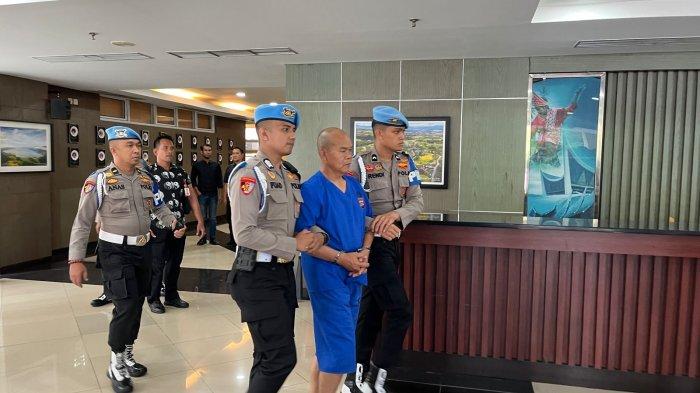 Kabag Ops Polres Solok Selatan AKP Dadang Iskandar yang tembak AKP Ryanto Ulil Anshar dihadirkan saat konferensi pers di Mapolda Sumbar, Sabtu (23/11/2024). Kasus polisi tembak polisi di Mapolres Solok Selatan, Sumatra Barat ini menewaskan AKP Ryanto Ulil Anshar selaku Kasat Reskrim Polres Solok Selatan.