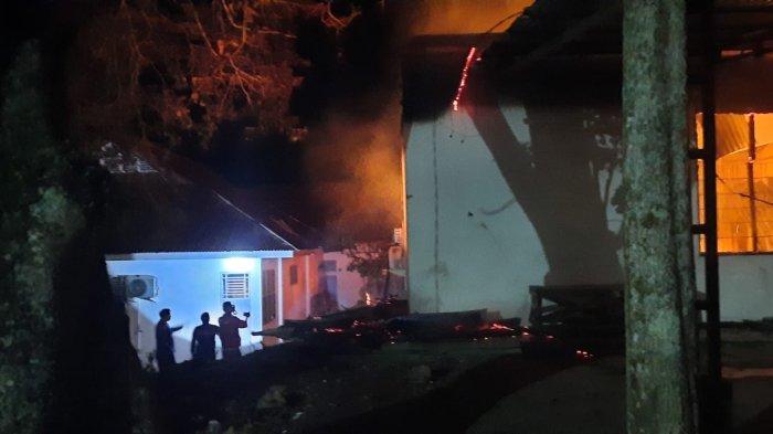 KEBAKARAN KANTOR- Kantor Dinas Pertanian Tanah Datar di Jorong Balai Janggo, Nagari Pagaruyung, Kecamatan Tanjung Emas, Kabupaten Tanah Datar, Sumatera Barat, dilalap si jago merah, pada Jumat (27/6/2025) pukul 01:55 WIB. Kepala Satuan Polisi Pamong Praja dan Pemadam Kebakaran Tanah Datar, Muklis, menduga kebakaran terjadi akibat adanya korsleting listrik dan kerugian capai Rp2 miliar.
