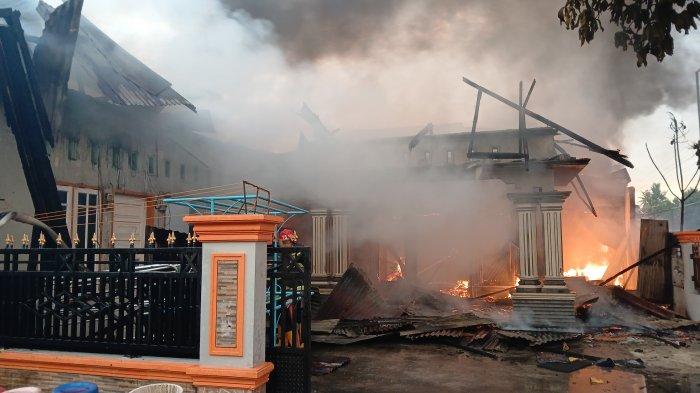 KEBAKARAN DI PADANG- Sebuah rumah terbakar di kawasan Surau Gadang, Kecamatan Nanggalo, Kota Padang, Sumatera Barat, Senin (2/6/2025).