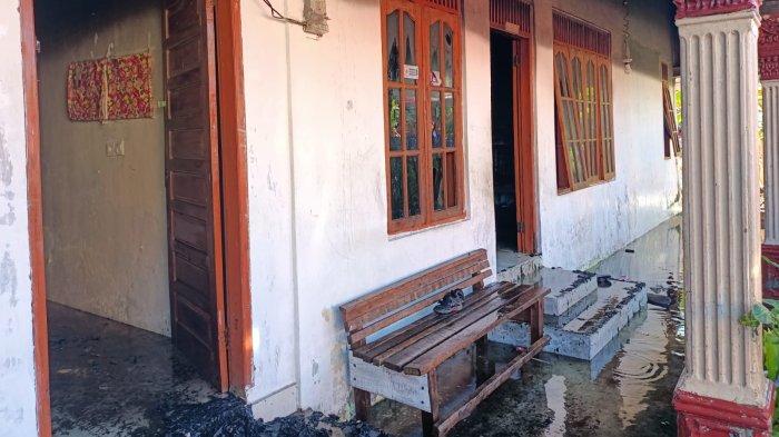 KEBAKARAN DI PADANG- Sebuah rumah terbakar di Jalan Rinjani I Blok G Nomor 2, Rt 02/Rw 10, Kelurahan Bungo Pasang, Kecamatan Koto Tangah, Kota Padang, Sumatera Barat, Minggu (18/5/2025). Untuk kerugian ditaksir mencapai Rp350 juta rupiah, sedangkan penyebab kebakaran belum diketahui.